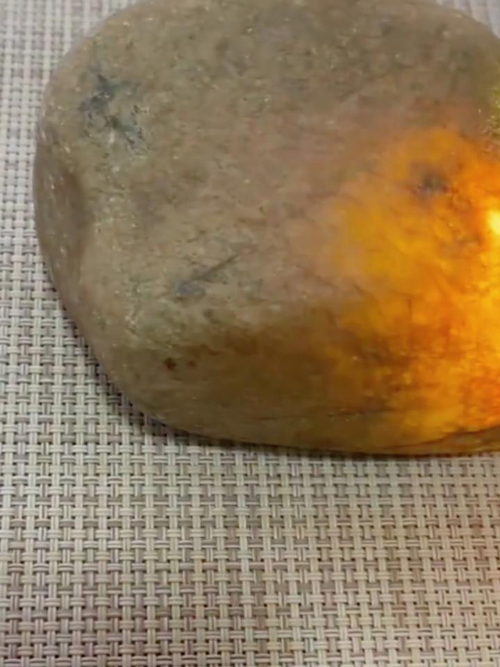 翡翠原石玉石毛料590克,大马坎特色料,皮壳细脱沙种水透开