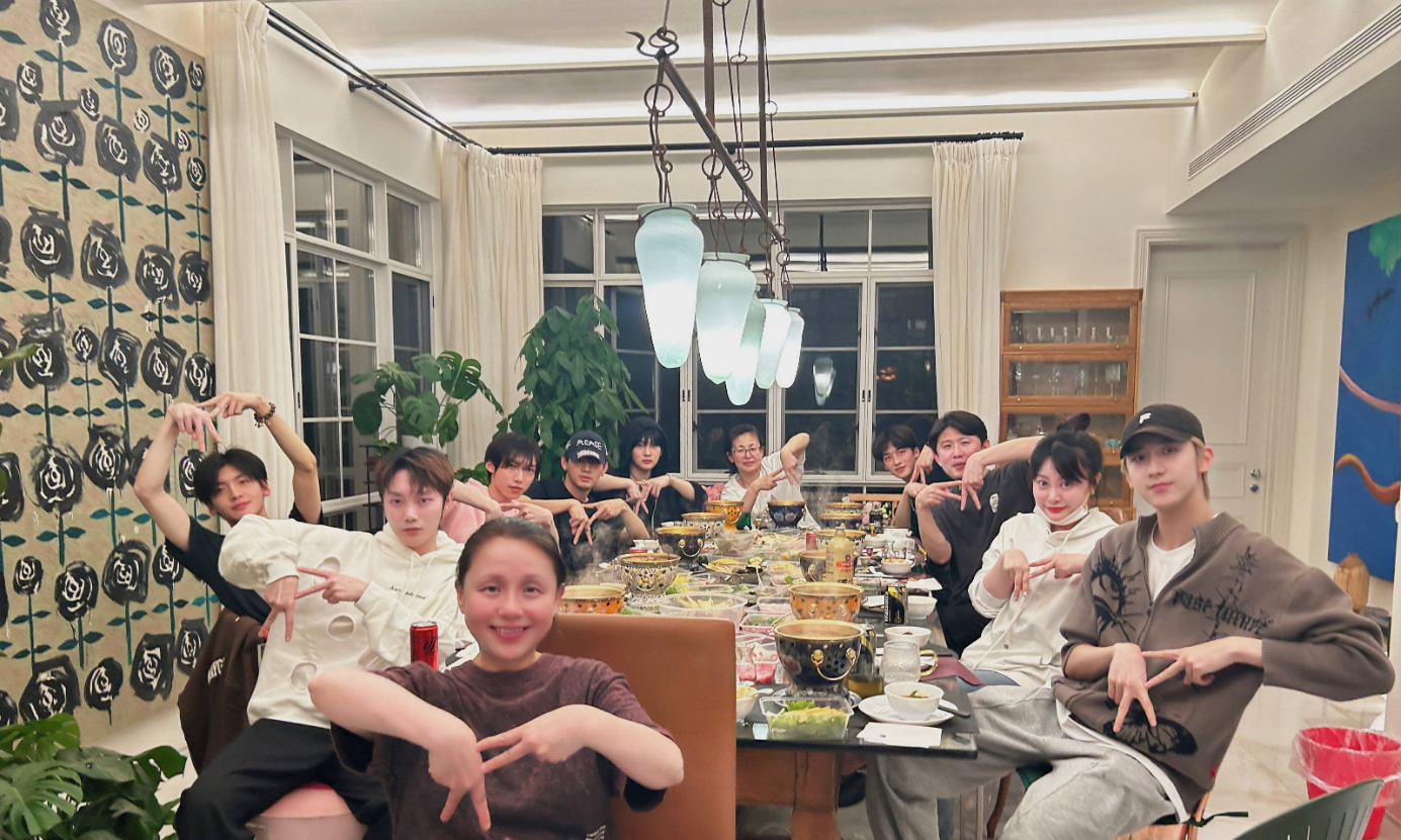 r1se成员聚会 周震南何洛洛姚琛等和龙丹妮合影