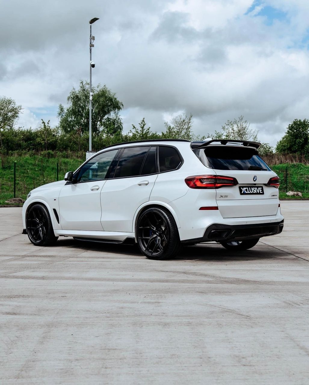 今天给大家带来一款宝马x5(g05改装案例 vossen hf5轮毂搭配米其林ps4