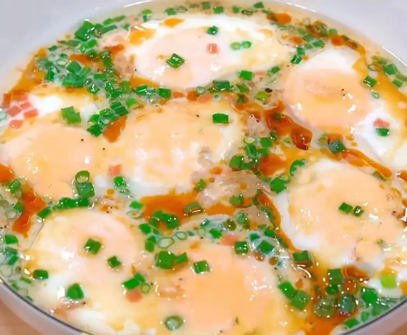 我的美食分享#  蒸荷包蛋  食材:鸡蛋,生抽,葱,盐,猪油  ①取一只碗