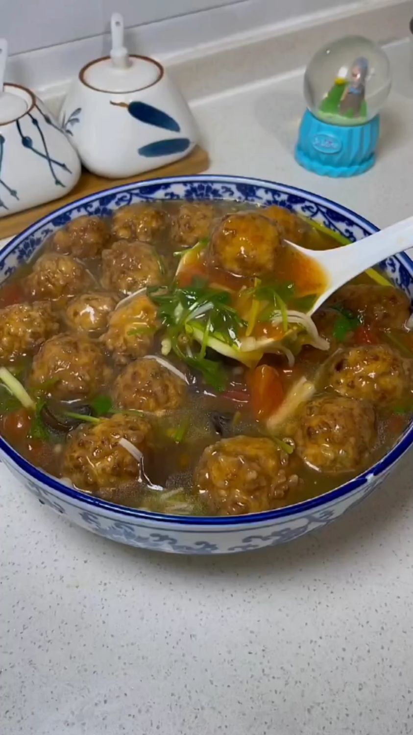 今天为大家分享酸辣萝卜丸子汤又香又好喝