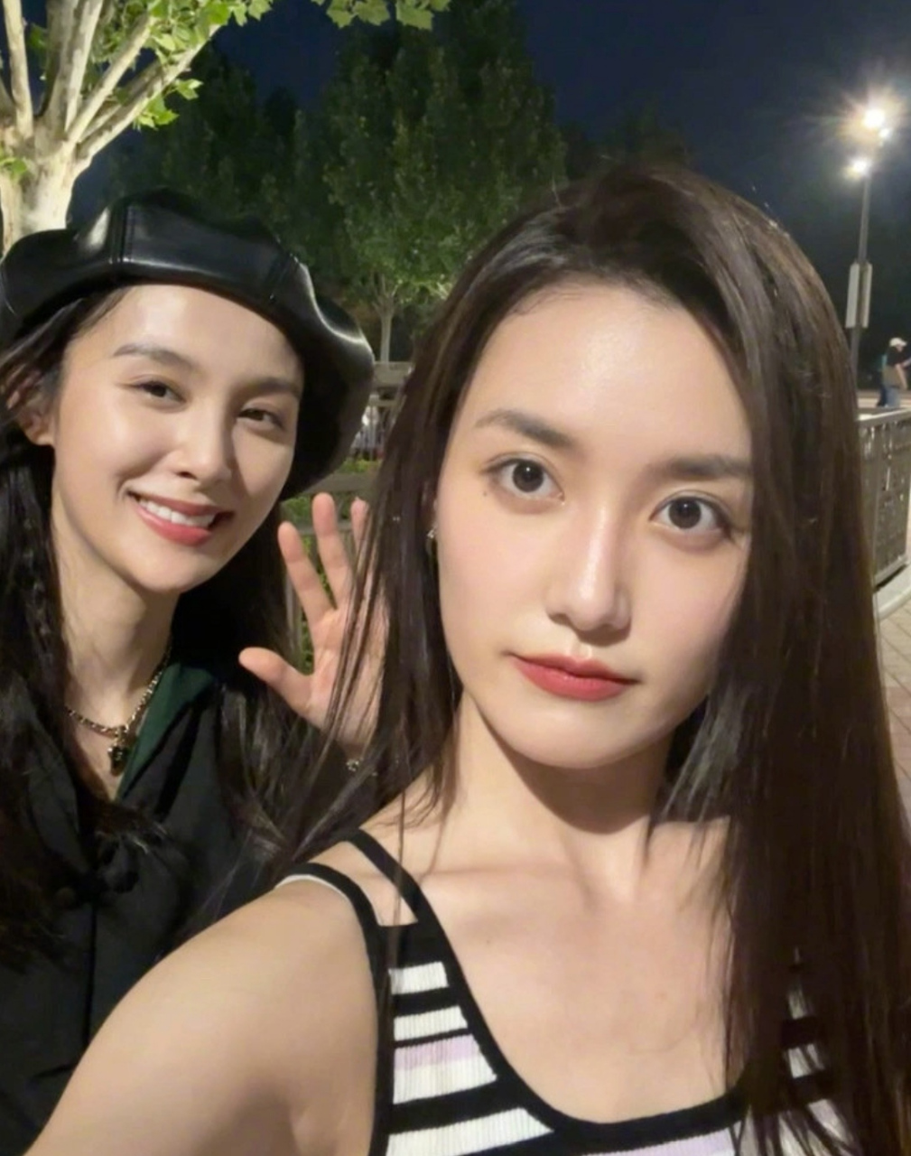 蒋依依和闺蜜一起打卡游乐园,姐妹俩自拍照颜值养眼,生活里的小蒋非常