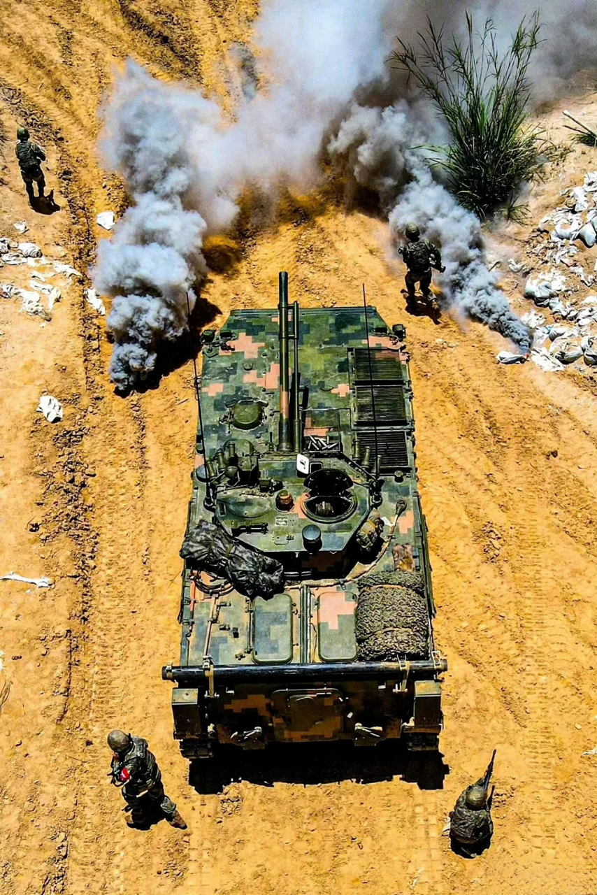 罕见的04a步兵战车角度,烟雾弹不太清楚了,可能只是标个位置 67