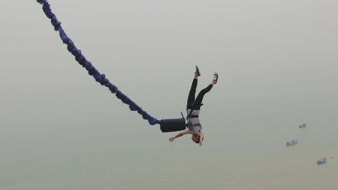 巴西22岁男子蹦极庆祝离婚,没想到绳子断裂坠湖