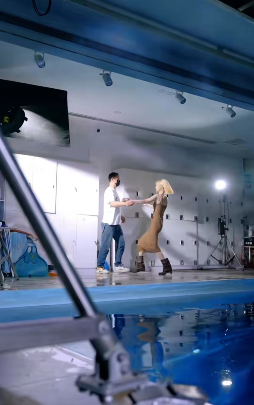 千万网红痞幼与50岁男友分手,女方被推进泳池,被网友质疑刷剧本