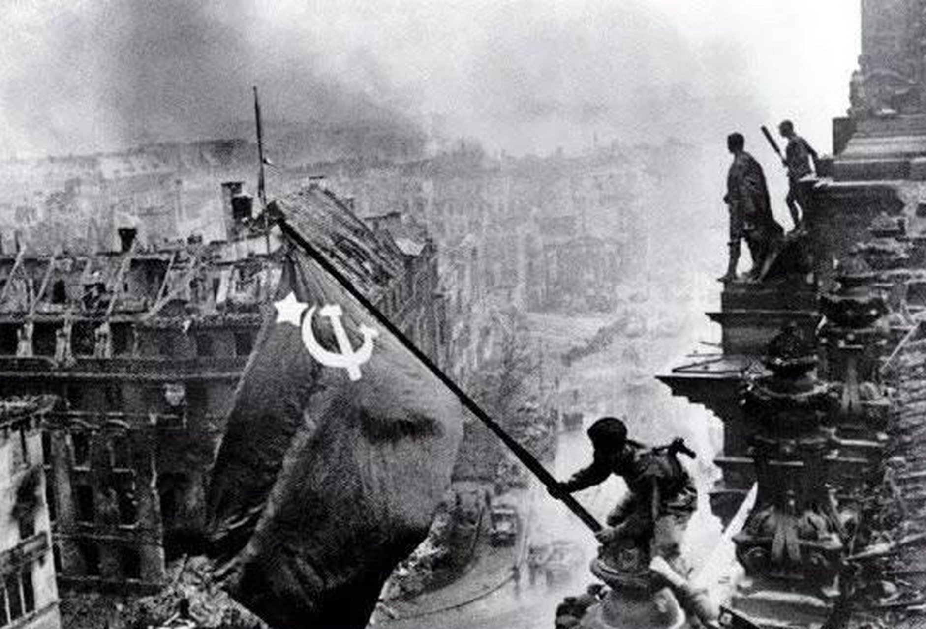 1945年苏联红军高举旗帜,登山了德国国会大厦的楼顶,第二次世界大战