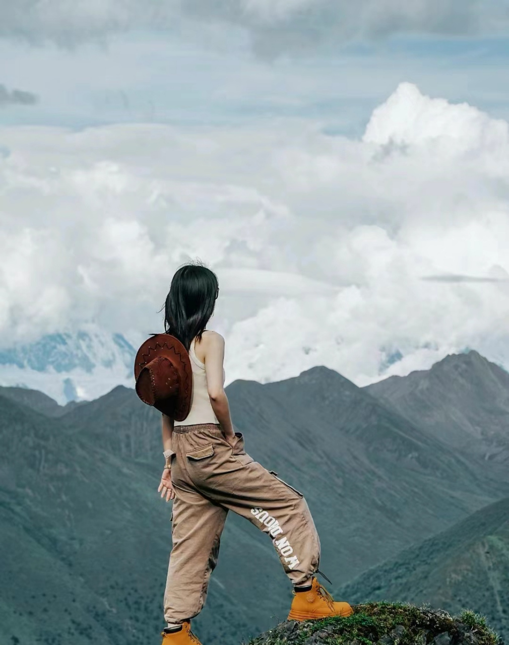 眺望远方,心中有种"会当凌绝顶,一览众山小",嘴里不禁哼出"向云端,山