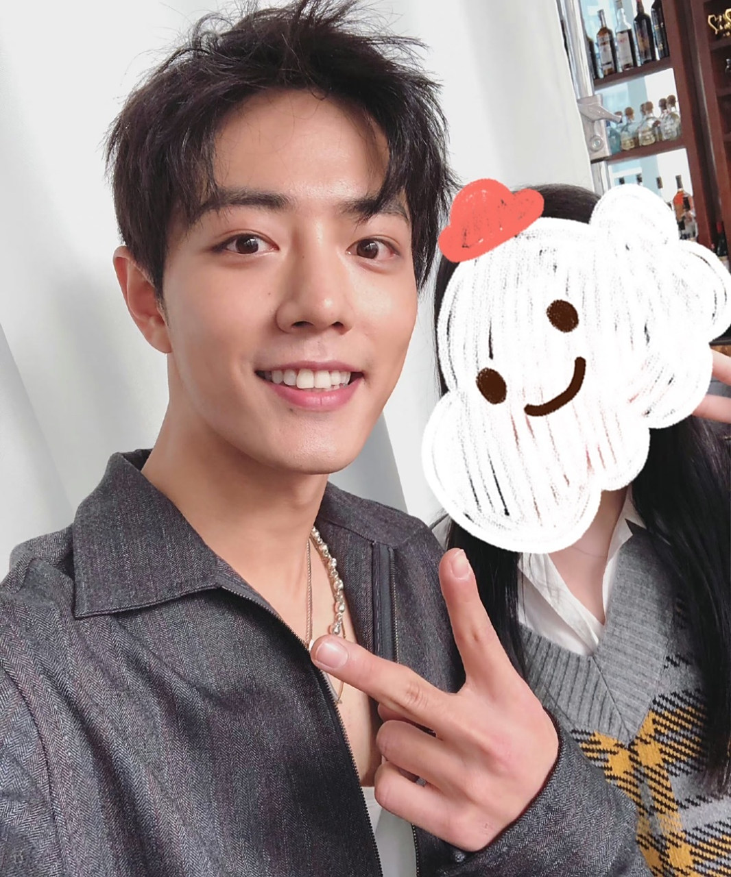 肖战拍照比耶#  比耶专业户[嘻嘻] 他真的好喜欢比耶[耶]