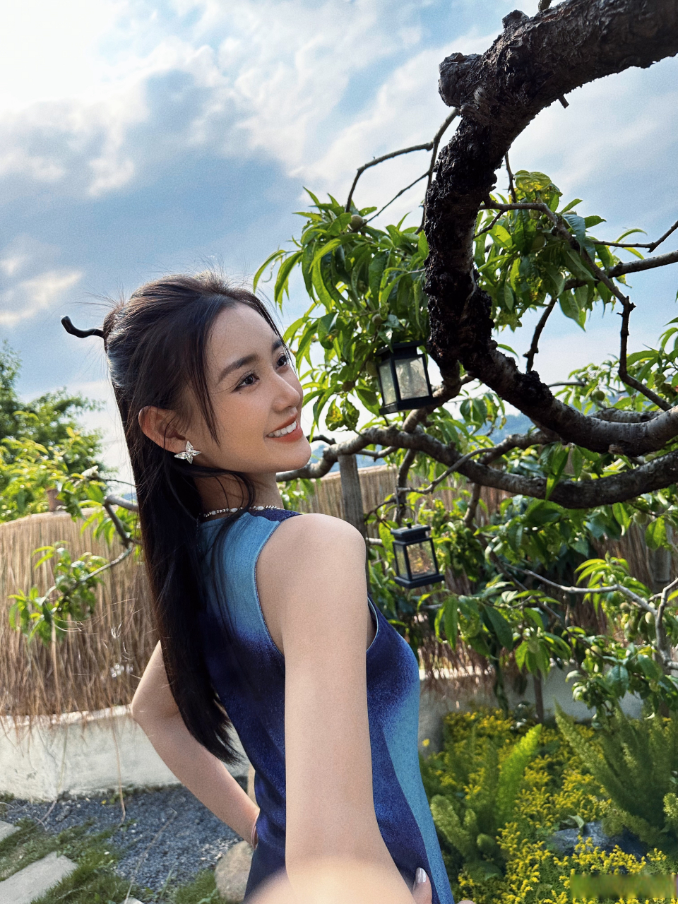 蒋依依的旅游写真,笑容甜美动人,身材也超赞