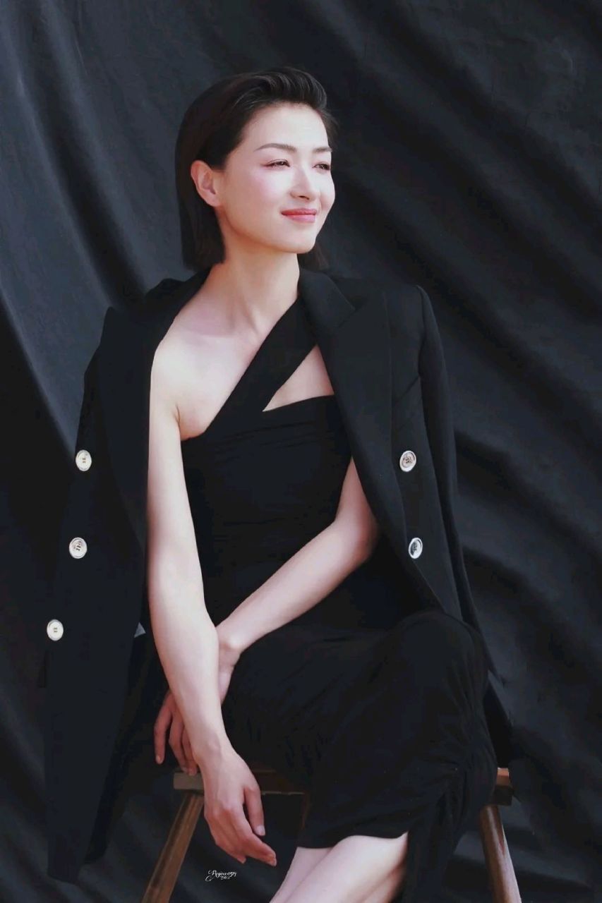 万茜也太瘦了吧,穿单肩裹身裙勒出"排骨胸",搭西装外套又酷又美!