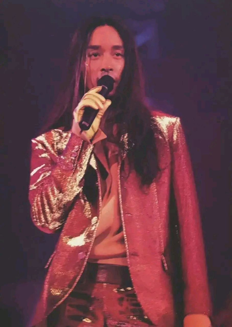 张国荣热情演唱会的服装好酷哦[爱你][爱你][爱你]今天看到朋友们刷屏