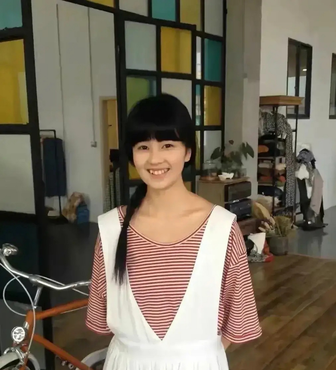 白鹿早期的虎牙特别可爱!后来感觉她的牙一下子就变齐了的!