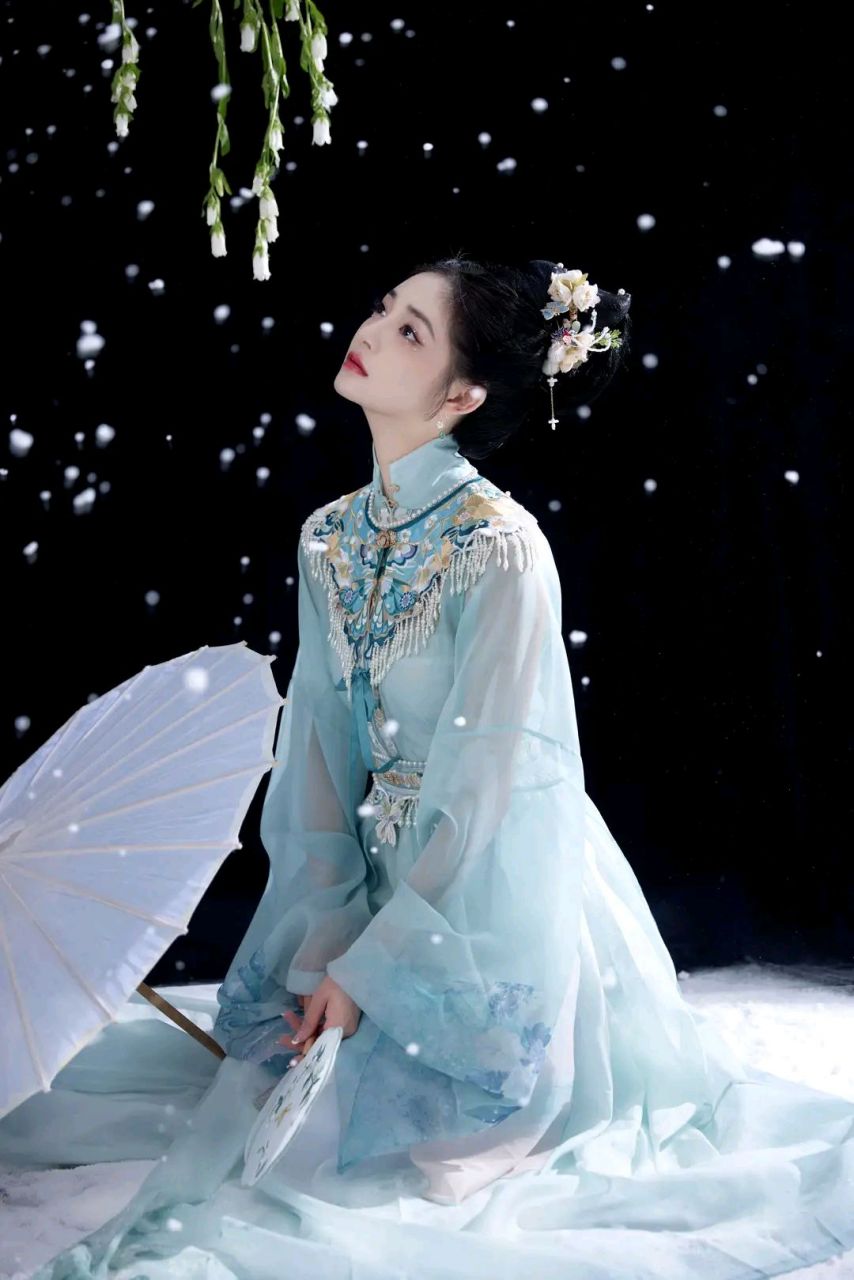 古典国风美人# #明星古风造型# #周洁琼# 周洁琼参加十二花神绮舞夜