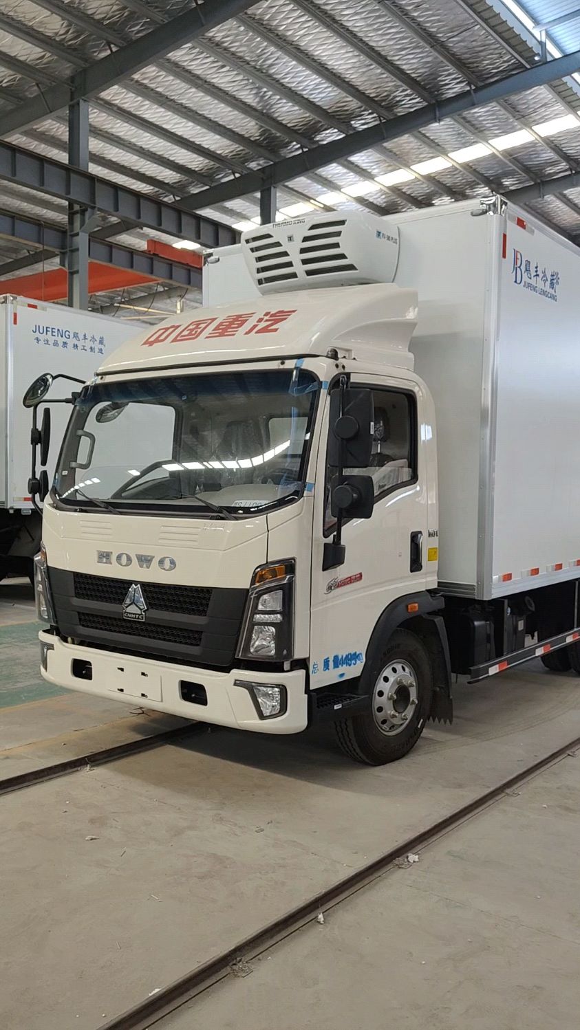 42米重汽统帅宽体肉钩冷藏车帅而不同康明斯156马力驾驶室宽敞空间