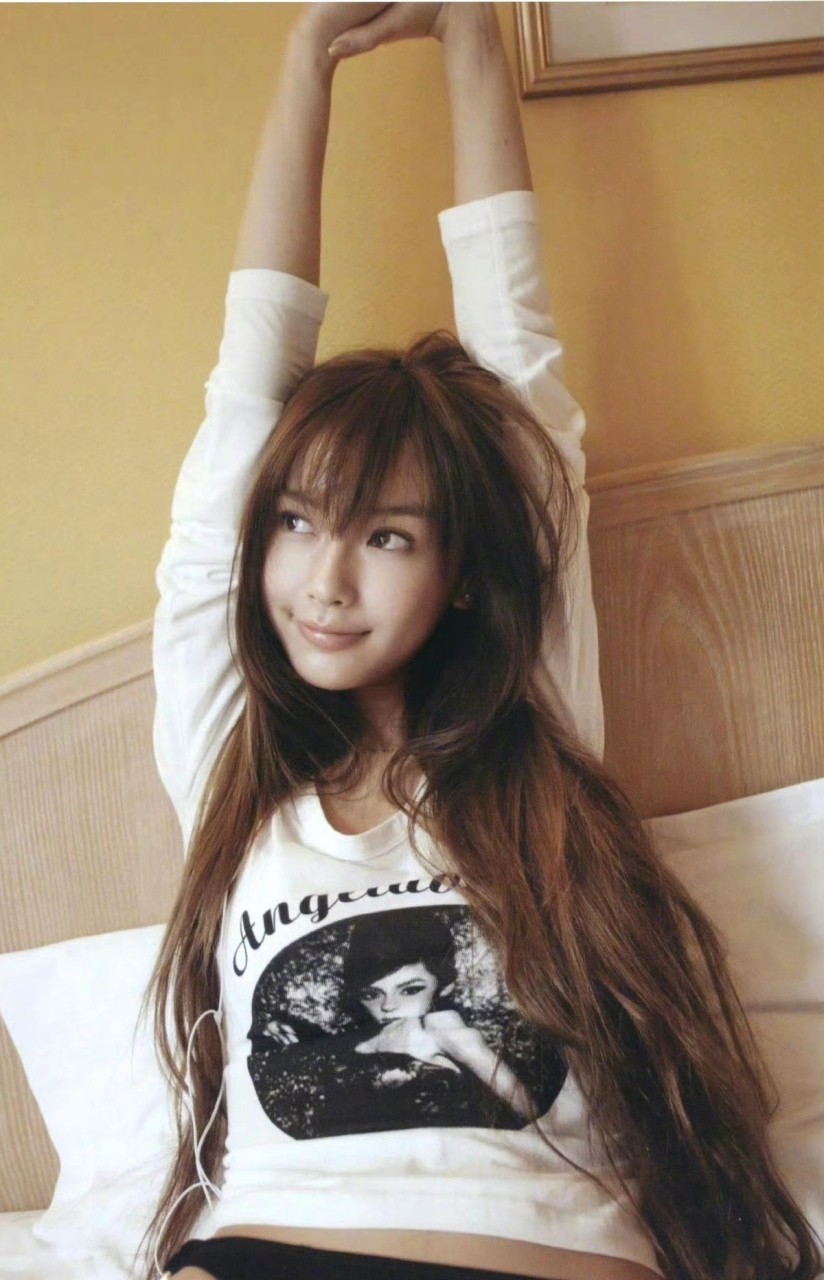 baby早期模特写真,可以说是纯欲风鼻祖了[舔屏]#养眼美女# #杨颖