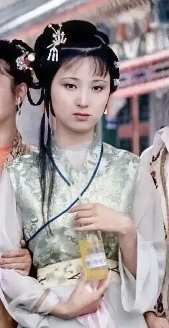 这是87版《红楼梦》的一张幕后花絮照片,陈晓旭饰演的"林黛玉"在拍摄