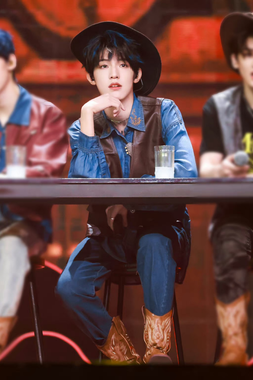 张泽禹这牛仔风造型有点意思,不仅歌唱的好,会整活,还那么帅气,李飞你