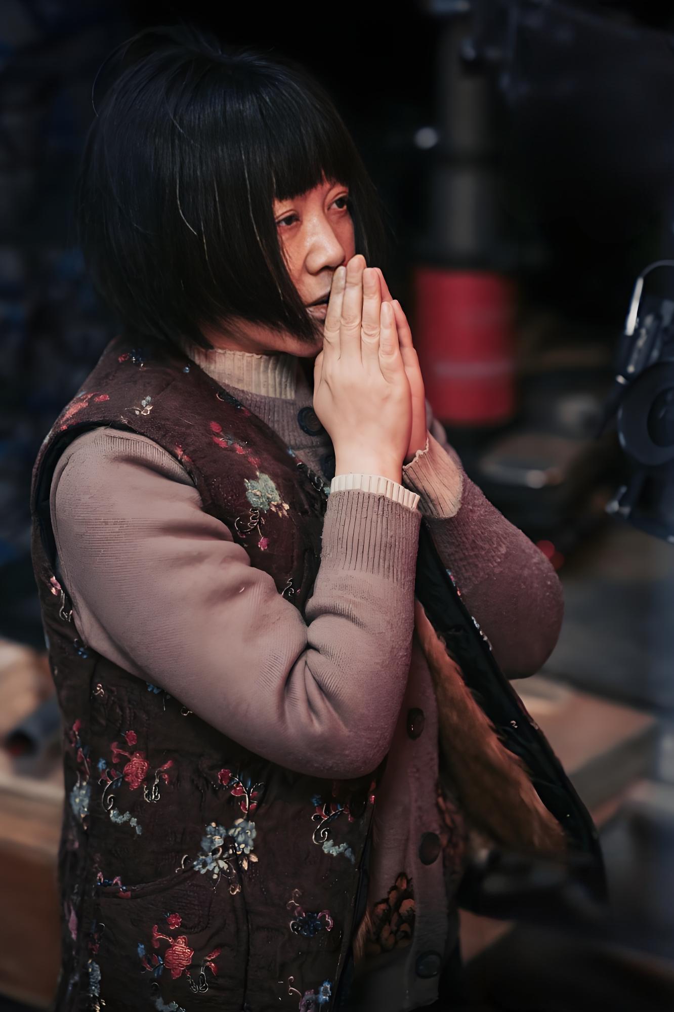 《三滴血》里那个手捻佛珠的老姨表面吃斋念佛背地里干着最脏的