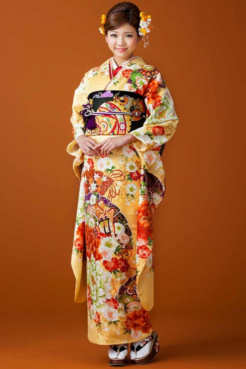 为了人口快速增长, 大和皇帝下令: 让所有女人穿和服背上小枕头