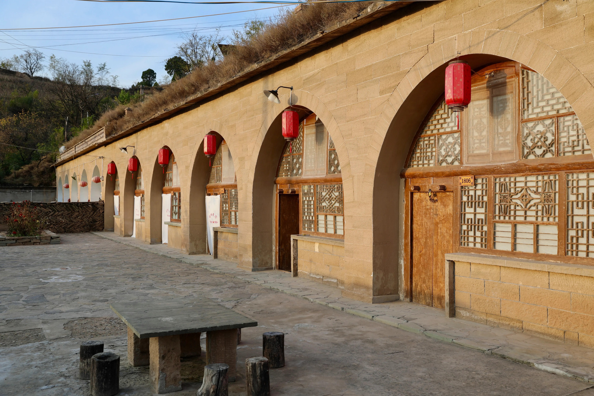 陕北,这片黄土高坡上的古老土地,见证了窑洞这一居住艺术的千年传承.