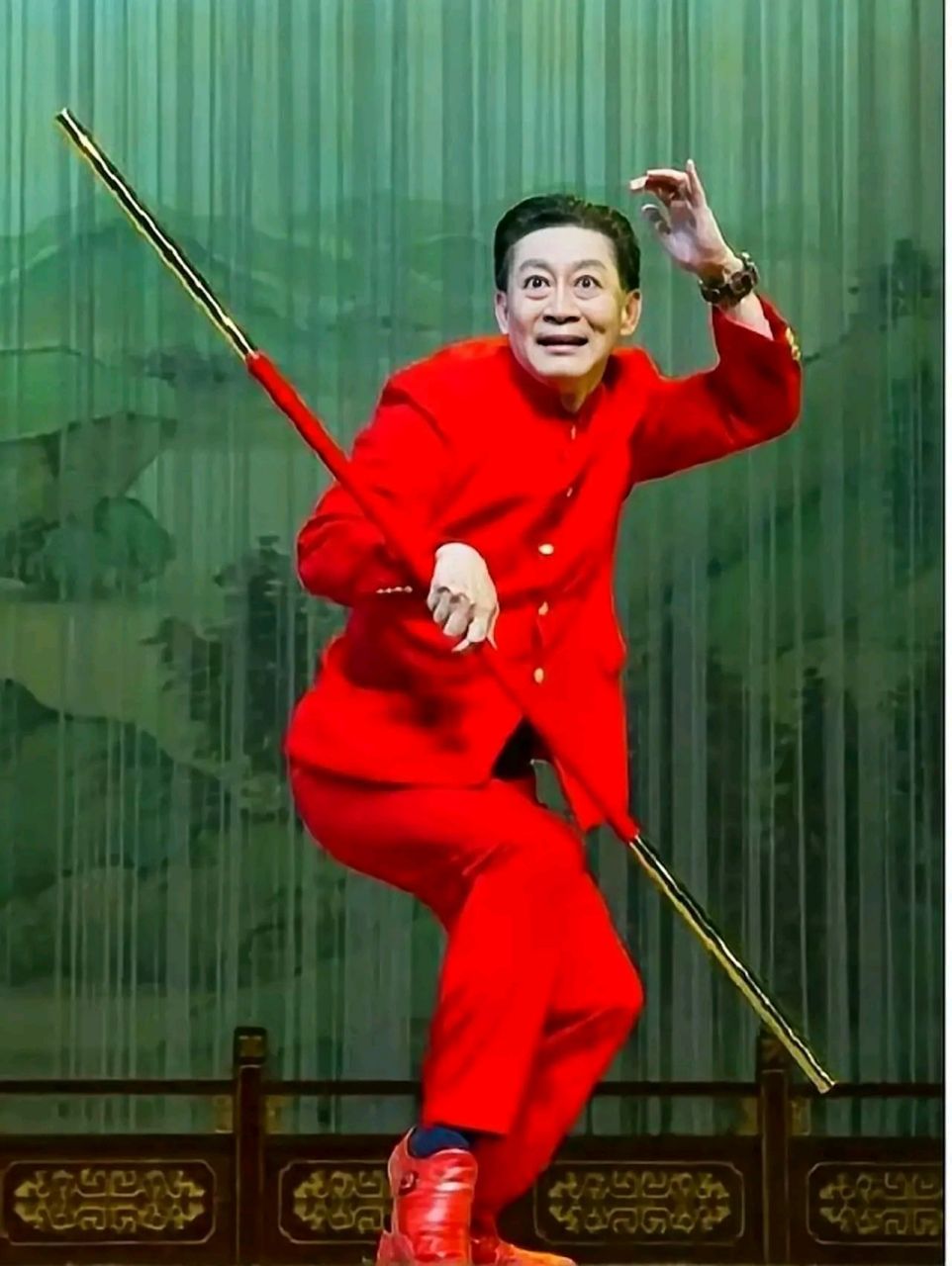 六小龄童,1959年4月12日出生于中国上海市,本名章金莱  祖籍中国浙江