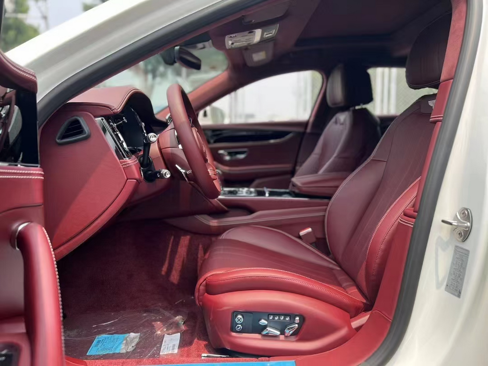 0 颜色:冰川白/板球红 配置: 21英寸 10辐喷漆轮毂 照明式飞翼"b^字形