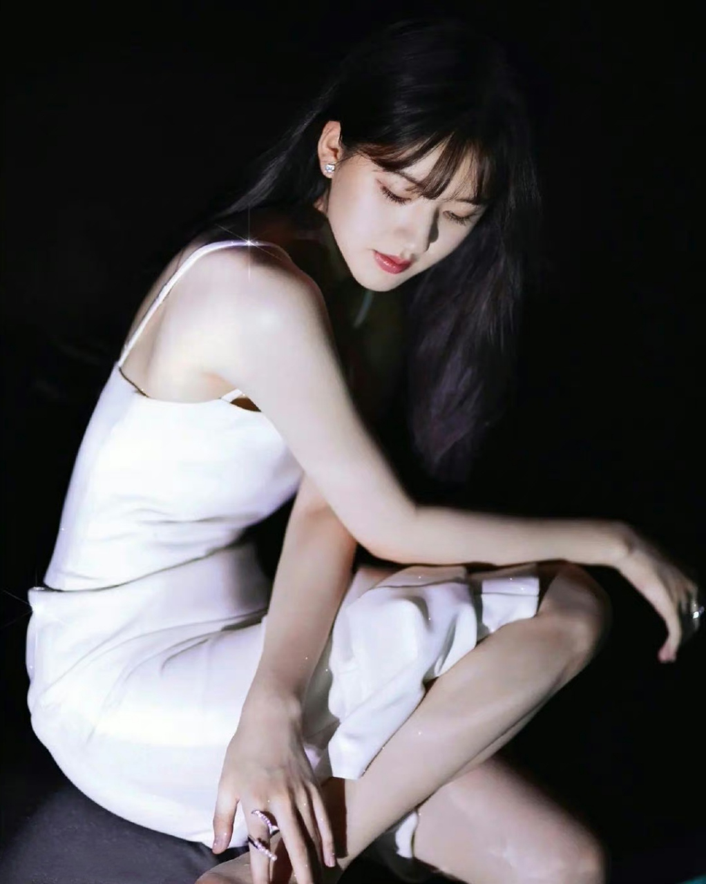 赵露思# 一袭白色吊带裙,雪肤玉貌的容颜,清纯甜美,窈窕曼妙的身材