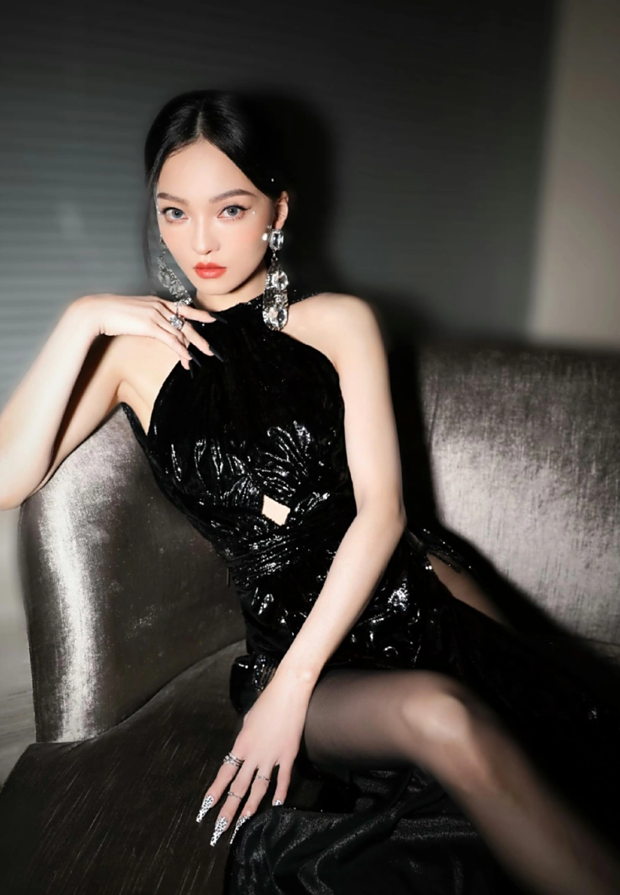 张韶涵彻底放飞天性,穿黑色丝袜搭配束腰连衣裙,大秀少妇风采