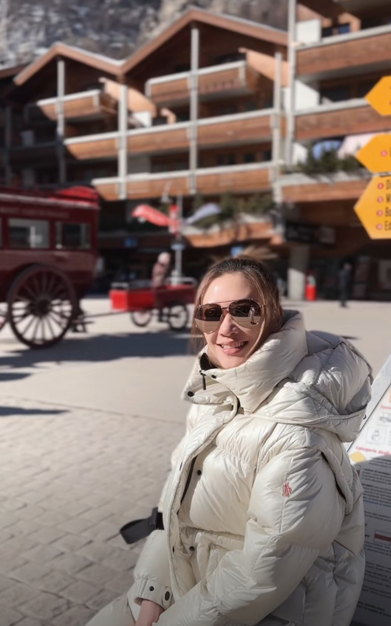 应采儿陈小春旅行享受二人世界,一身情侣装很恩爱,没带孩子太自在.