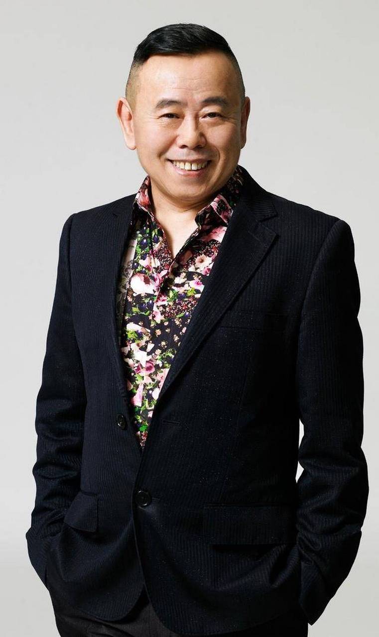 不正常的是,一般人喝一瓶水,去厕所两次,潘长江喝五瓶水,才去一次