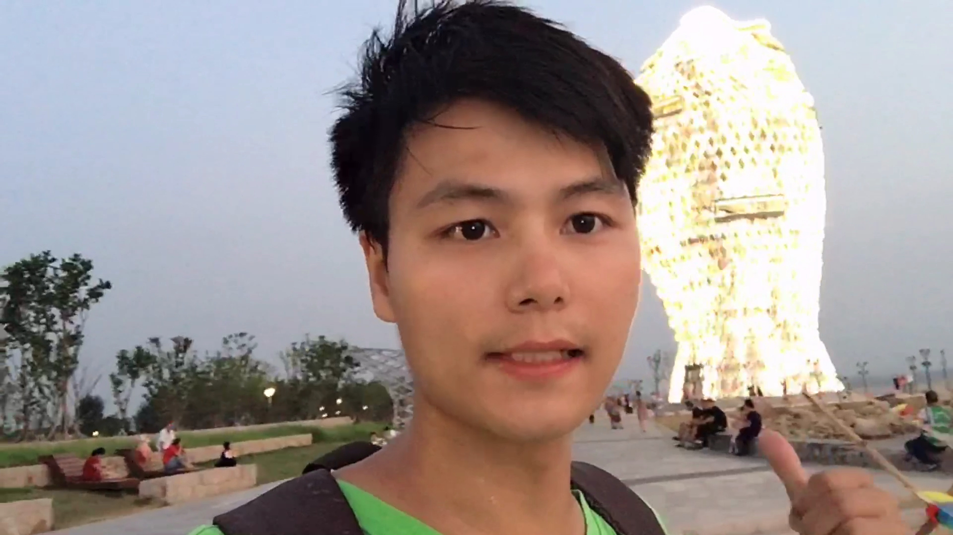 自驾游苏州张家港湾,晚上鱼篓雕塑亮灯了,来玩的人也是非常的多