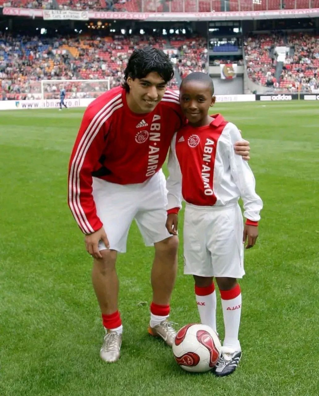 人人都爱苏亚雷斯 球星小时候也不例外 合影的这三位 你还能认出来吗