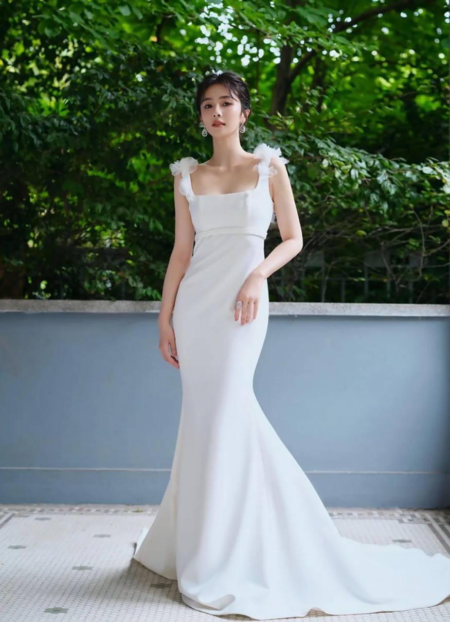 裙子的设计简约而优美, 正是凸显白鹿白玉兰气质的绝佳选择.