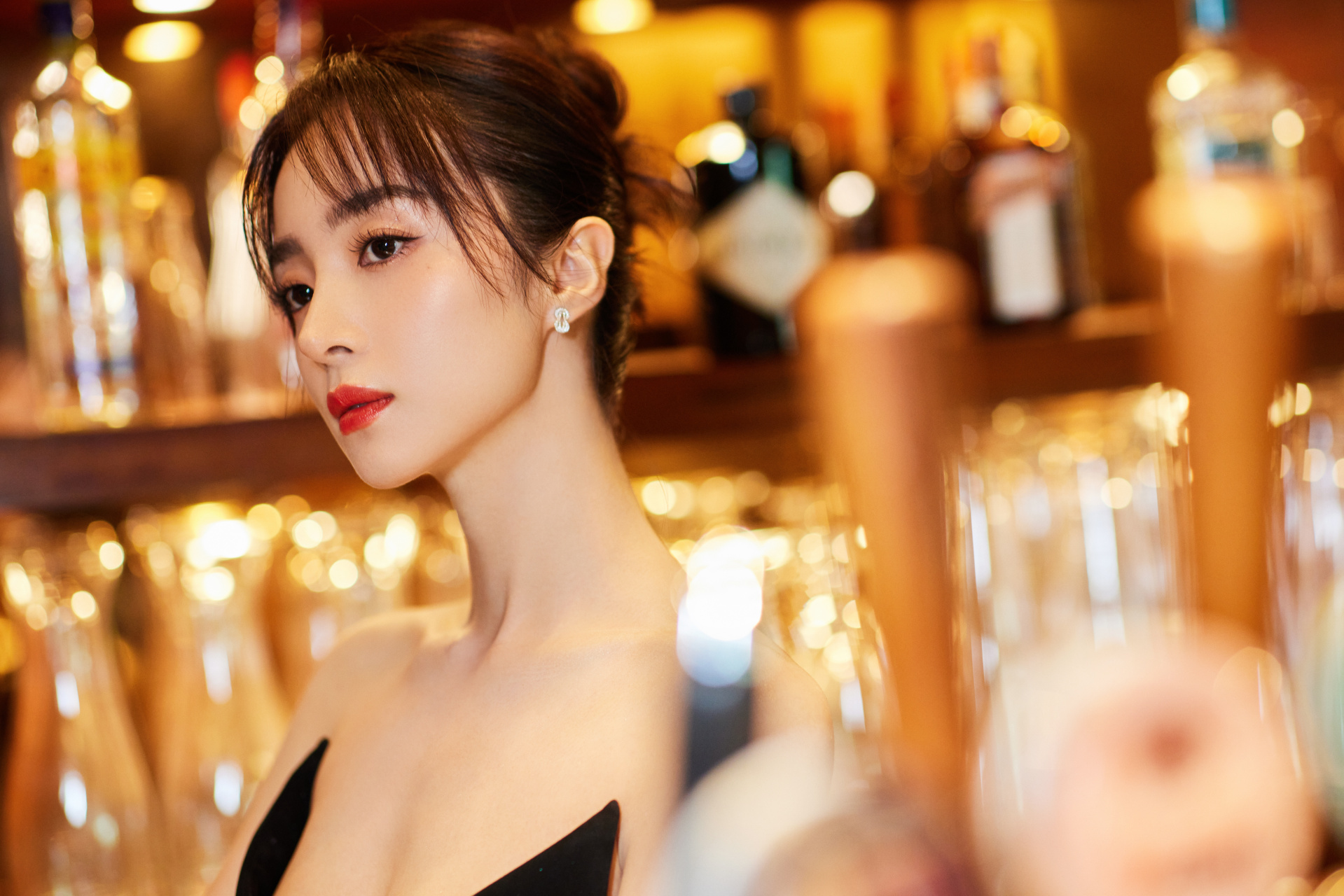 胡冰卿黑色深v抹胸裙出席活动,身材性感窈窕,十分性感,肌肤白皙,,秀傲