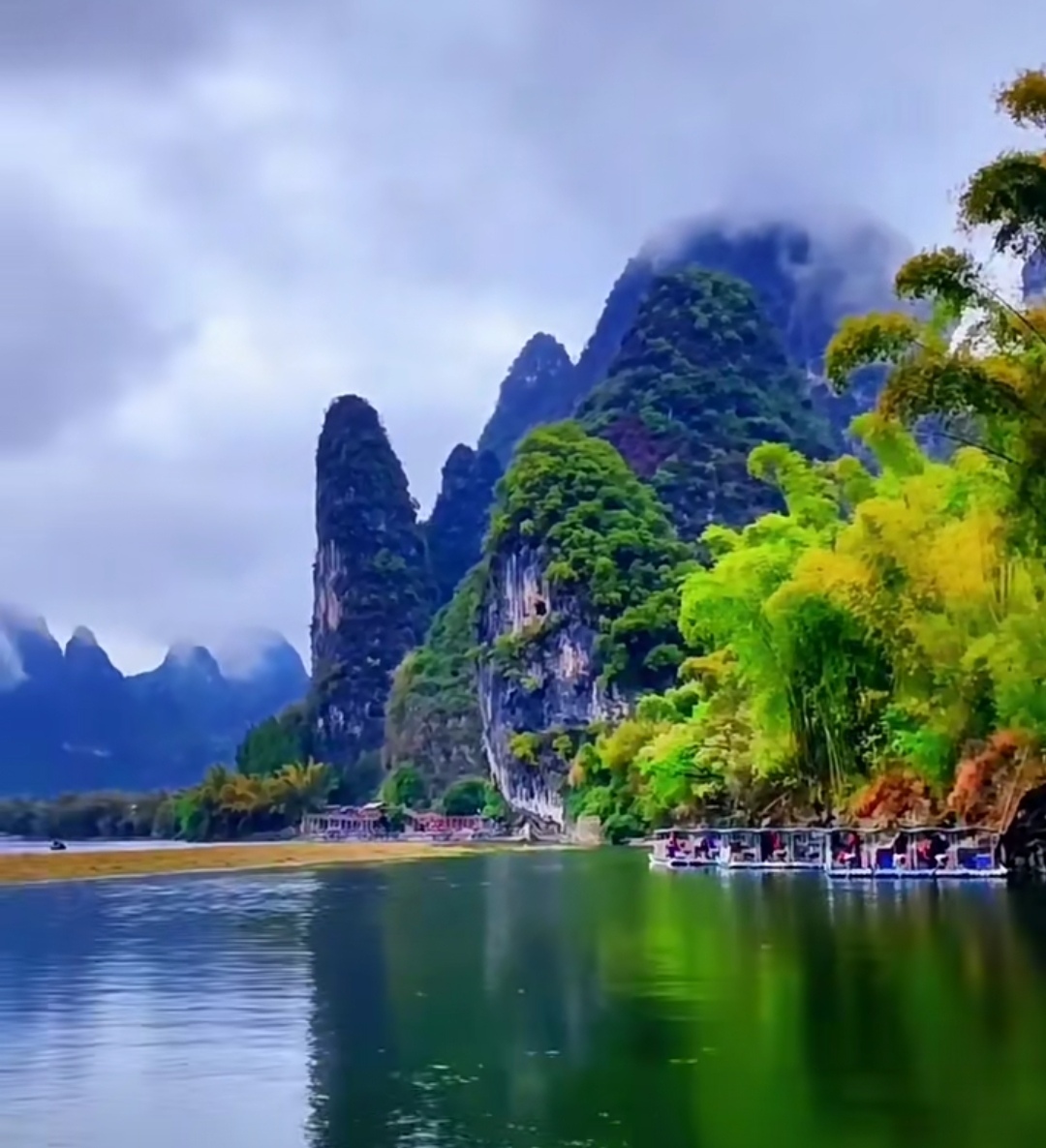 一天,当张小云漫步在翠色山间时,她顿时被周围的美景所震撼