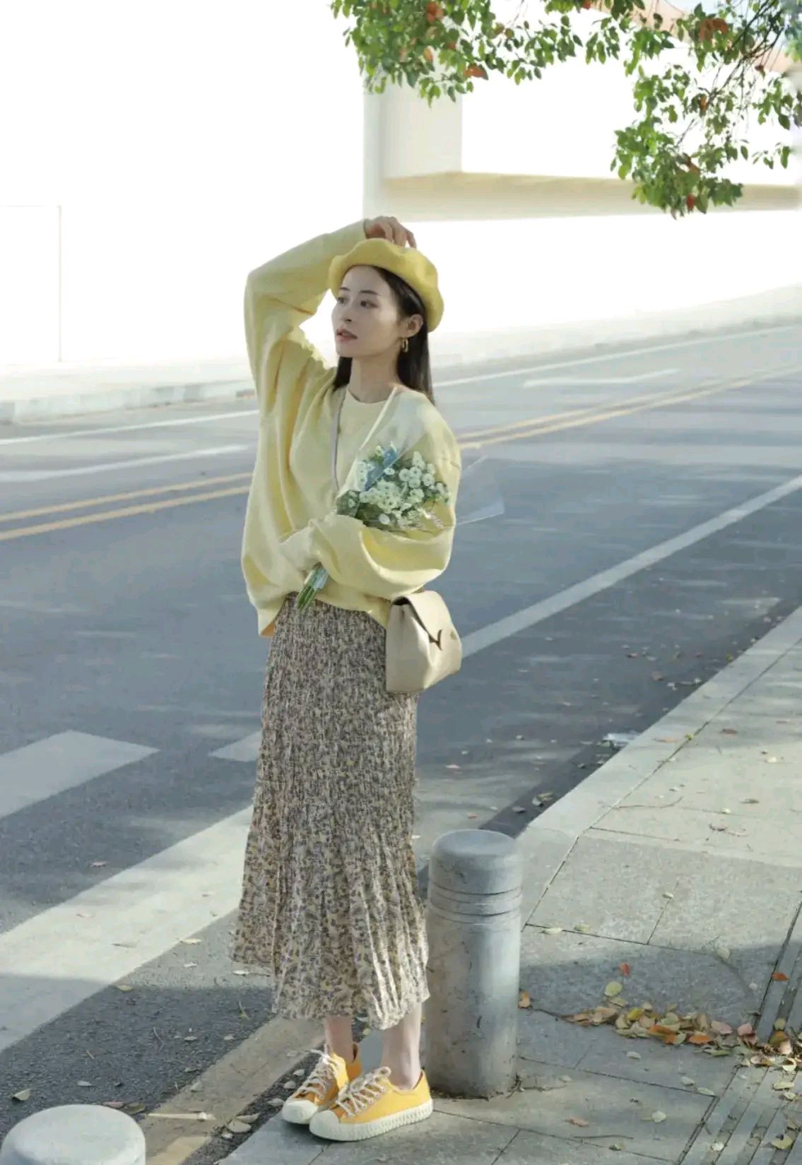 卫衣搭配碎花裙让造型更具甜美,配上黄色的贝雷帽,复古又甜美