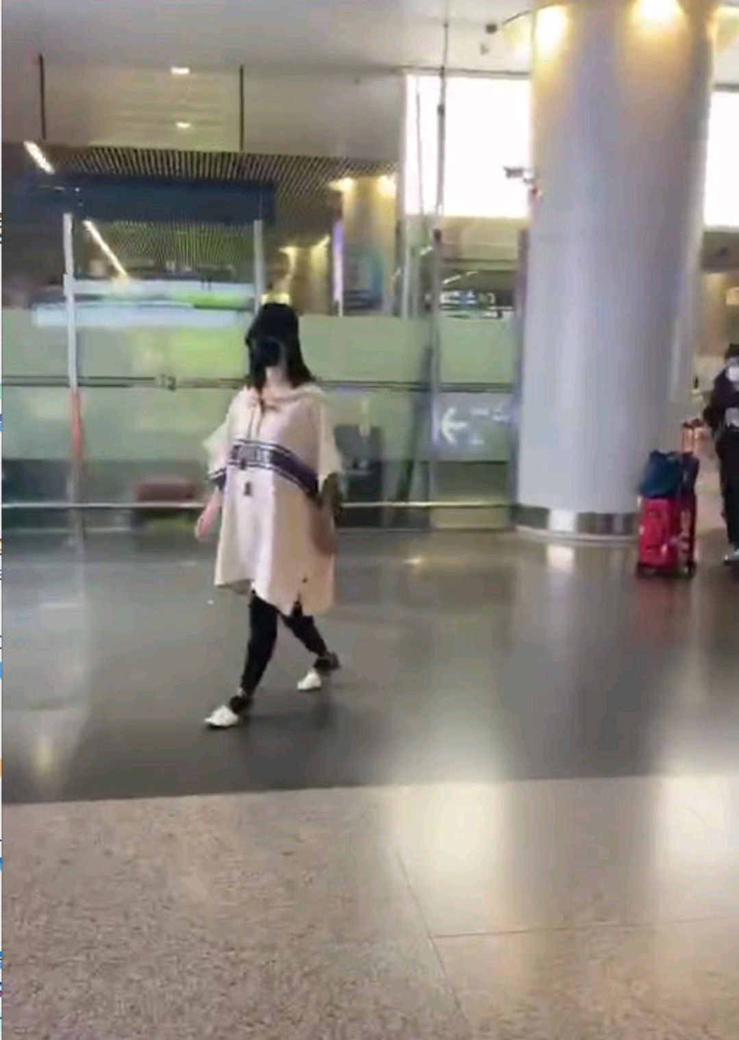 谢娜生三胎后首次露面,开始复工录快乐大本营了