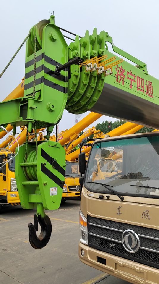 激光绿16吨汽车吊准备出嫁了