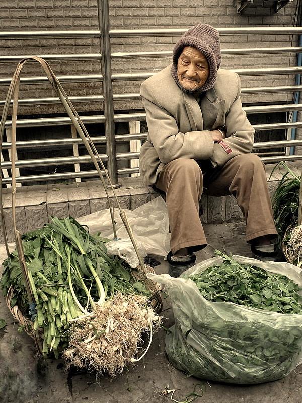 卖菜大爷与人争执后倒地身亡,目击者:一块钱的事儿