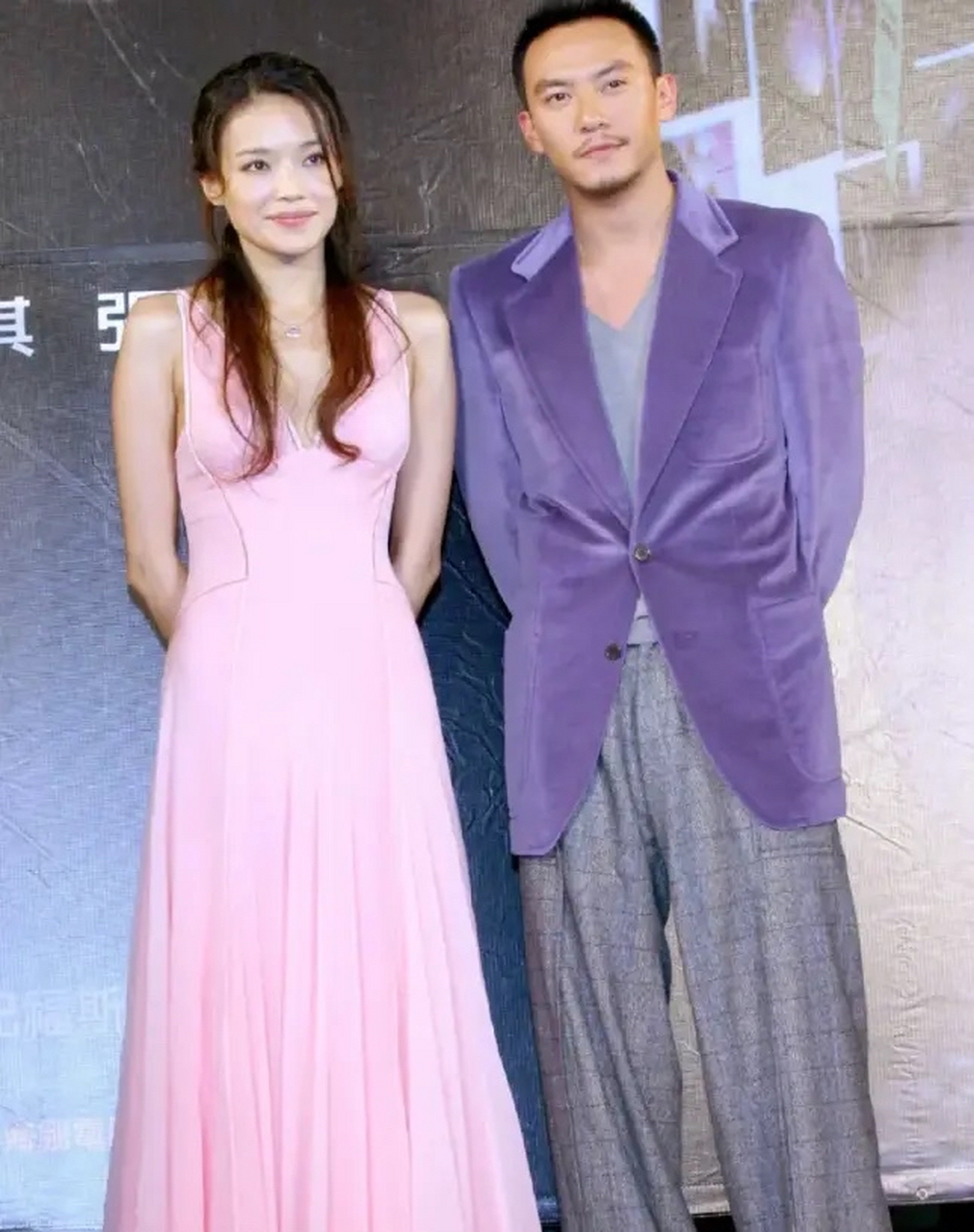 一次采访,舒淇对张震说:"片酬9000万,我拿5000万,剩下的给你.