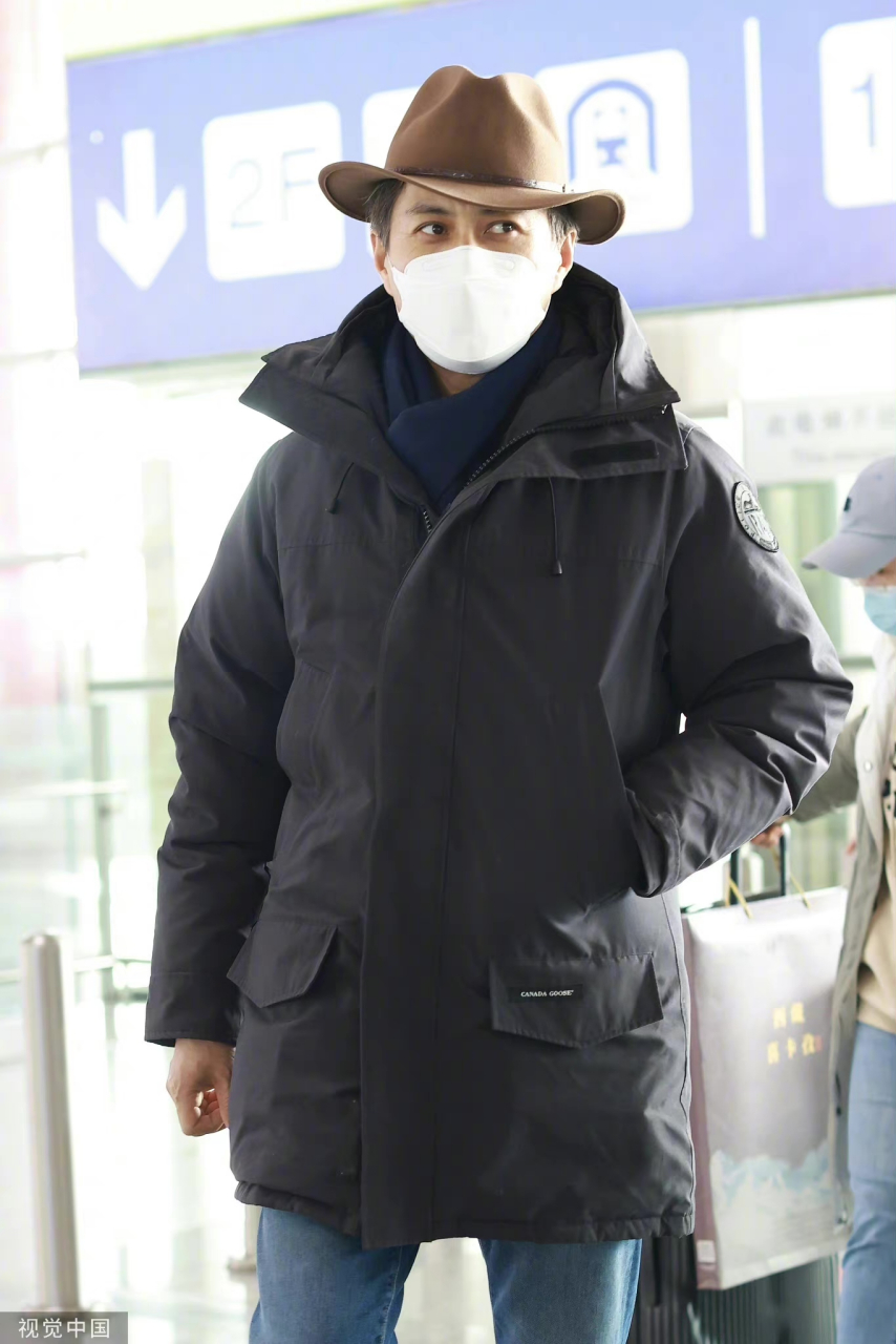 靳东北京机场街拍,牛仔很忙[滑稽]