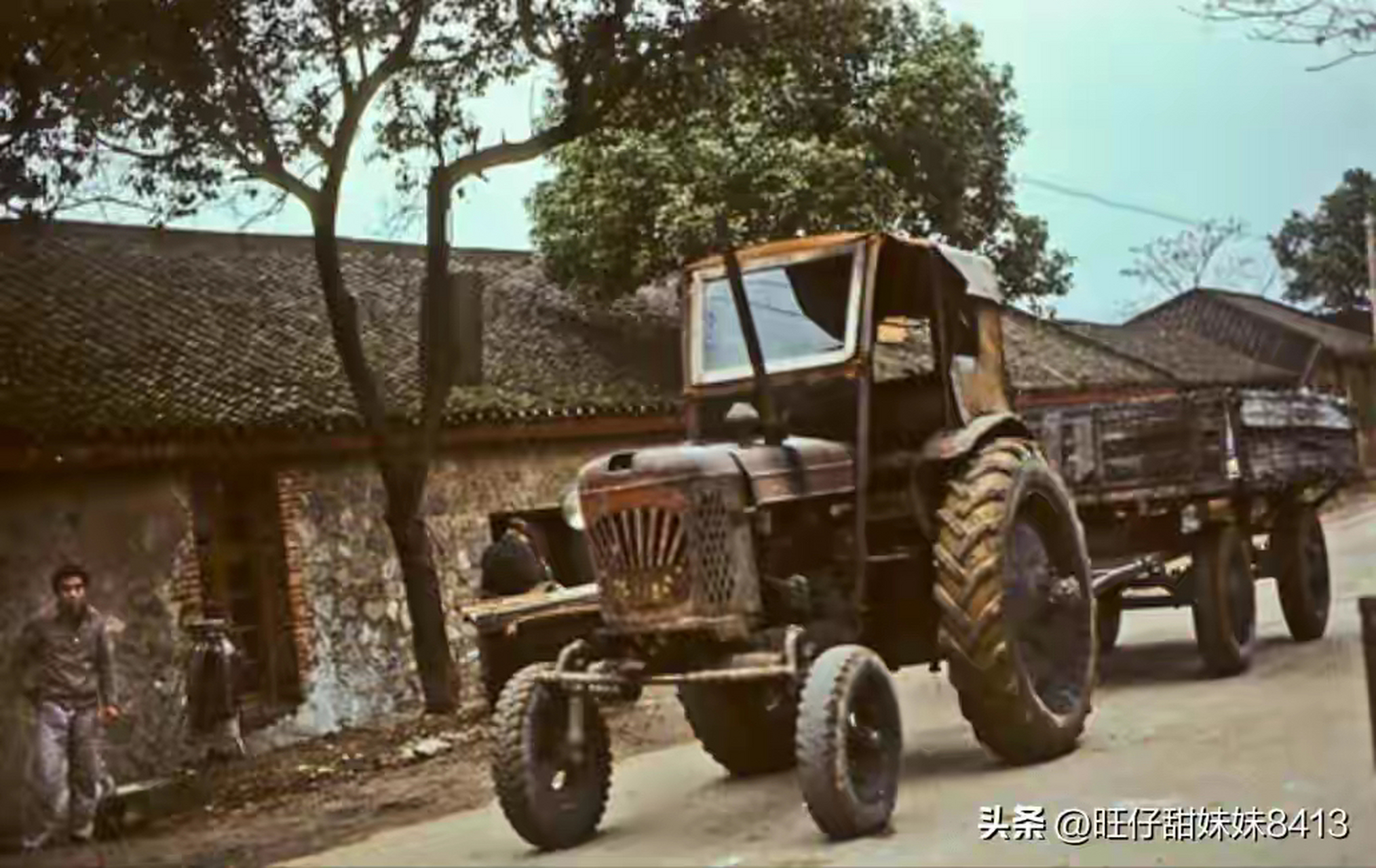 1955年第一拖拉机制造厂在河南省洛阳市建厂奠基,从此刻起诞生.