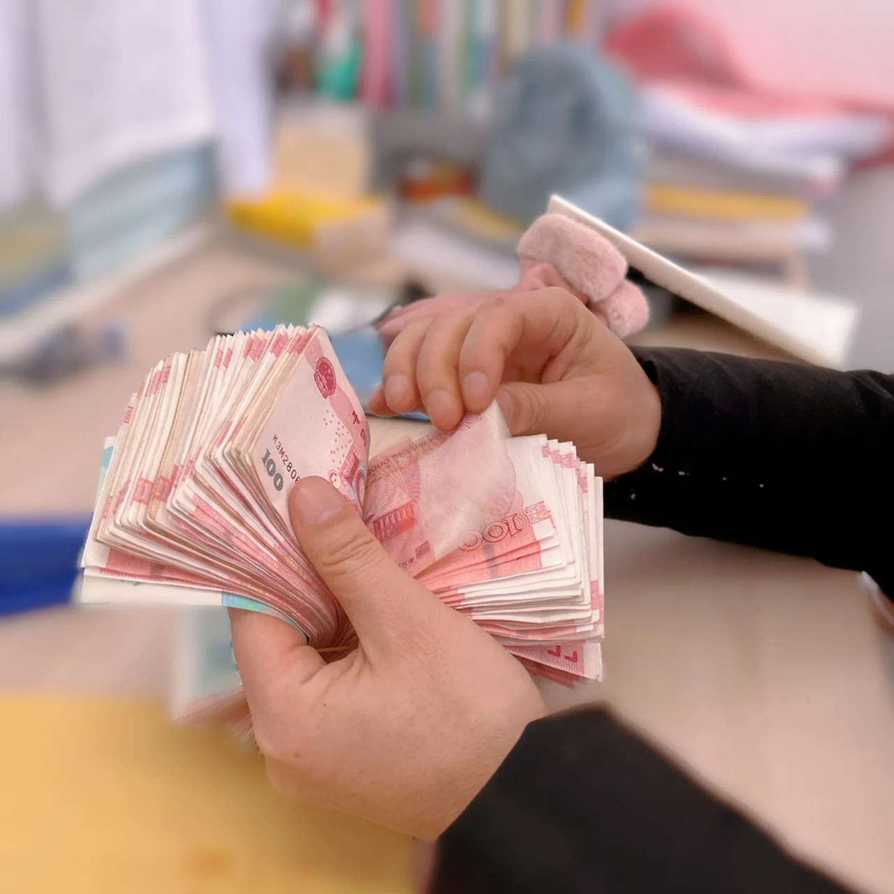 婆婆走后,朱兰在整理房间时发现了7万块钱,她急忙打电话给婆婆