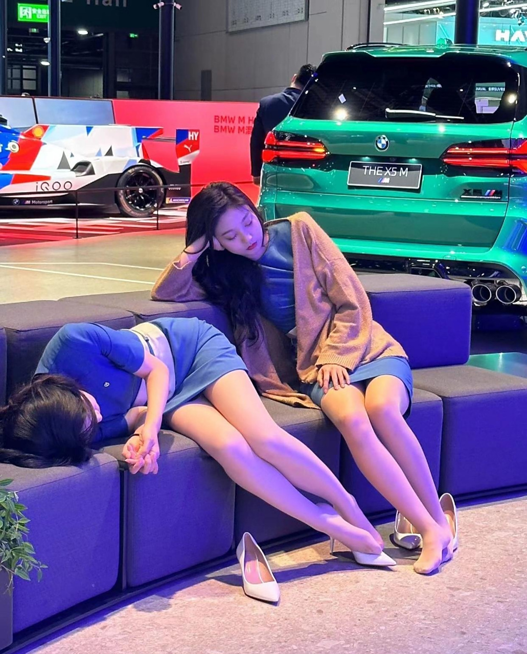 车模小姐姐也是蛮辛苦的,累成睡美人了