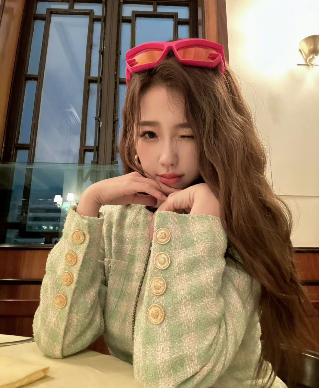 虞书欣晒自拍照,表情有点做作,她和白鹿风格越来越相似了,95花的前几