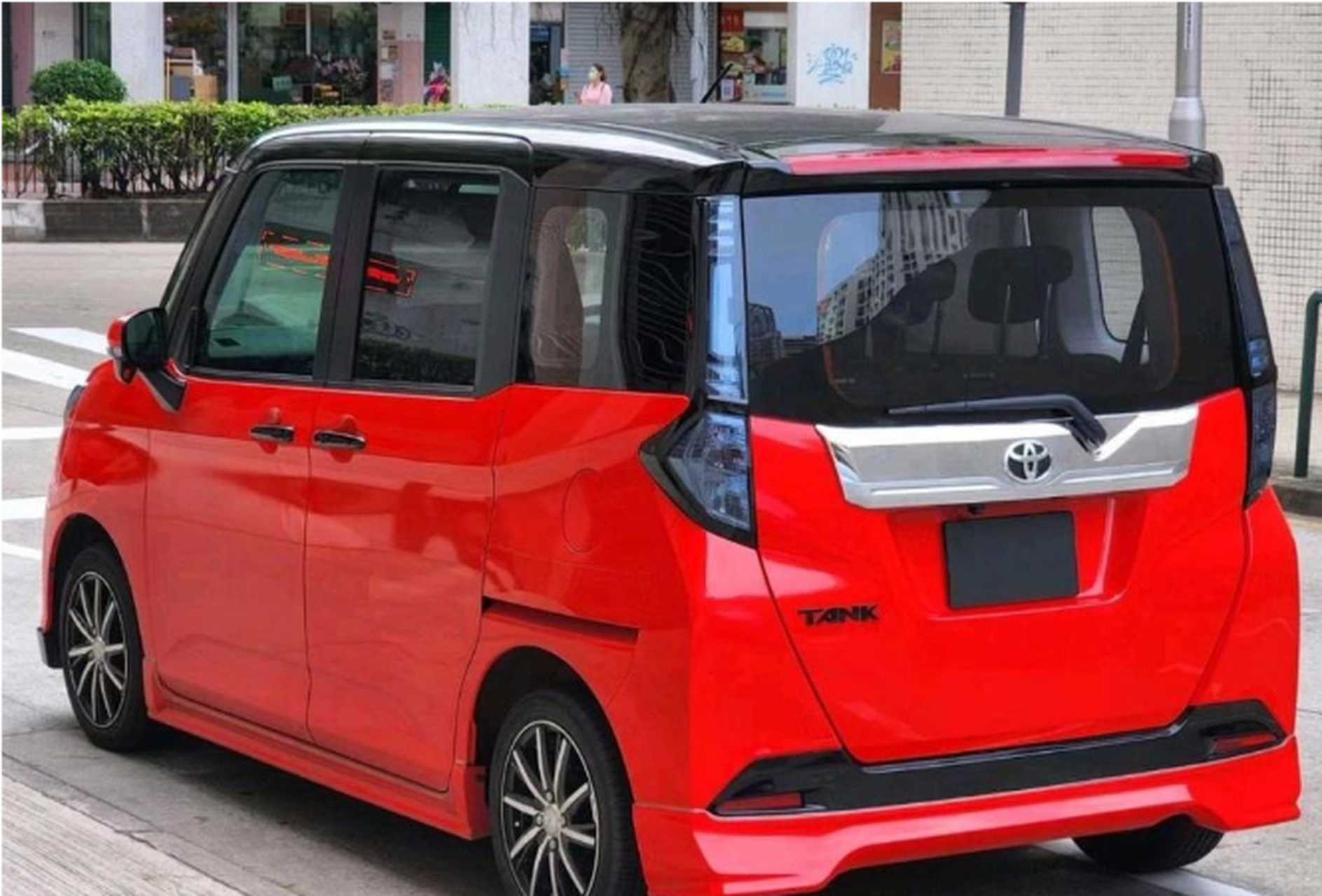 丰田出品的"北斗星"超级可爱 丰田tank是一款小型suv,它采用了现代化