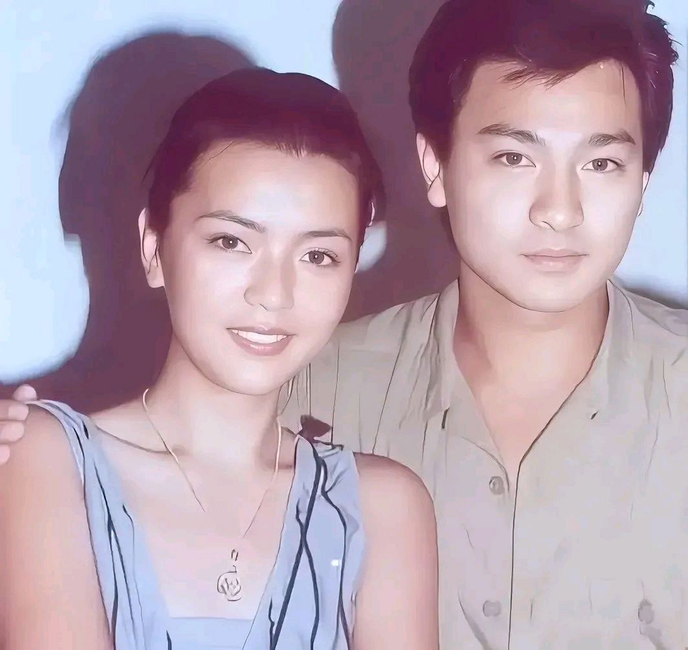 这张合影照片是刘德华年轻时候的,展示了一位与他一同合影的女士,她与