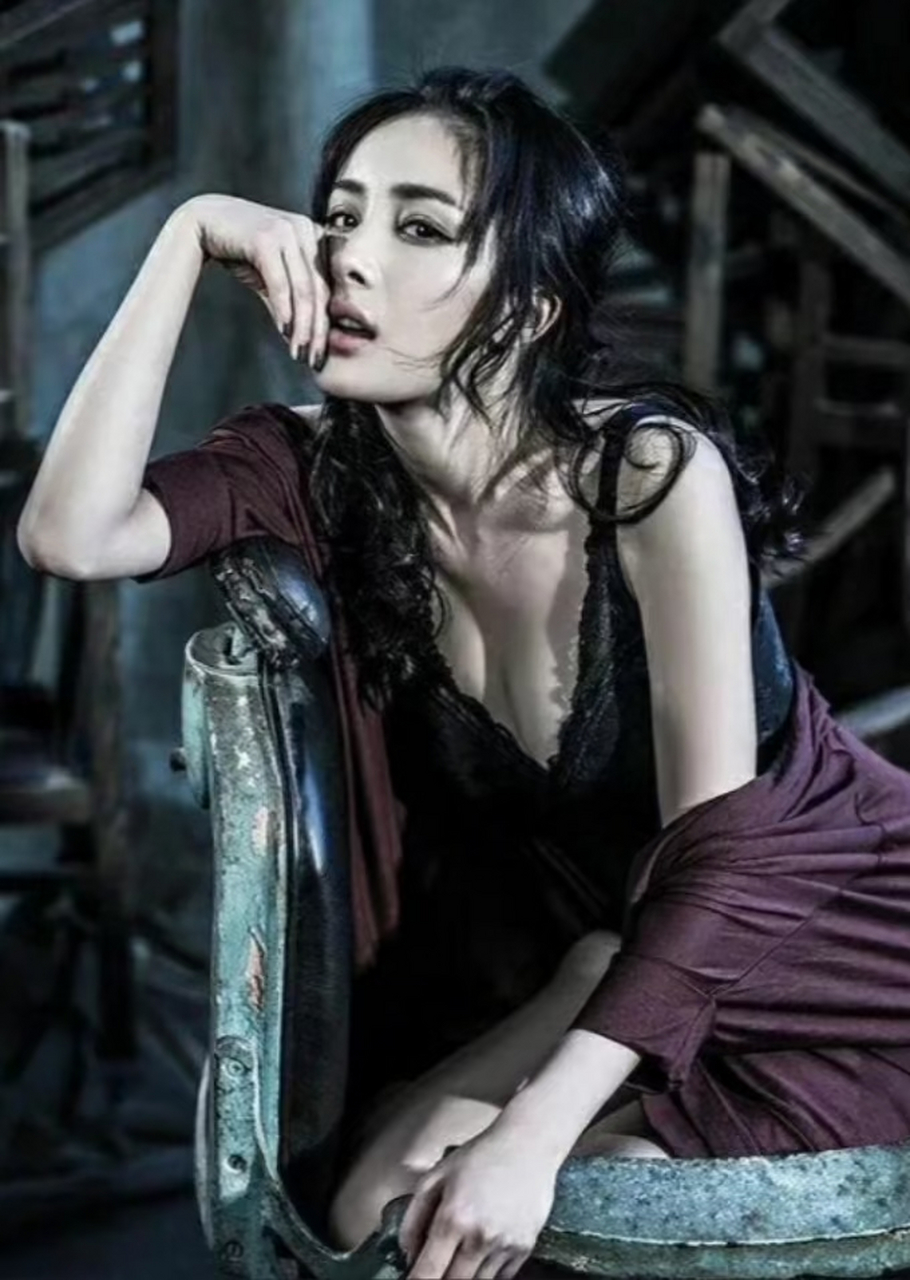 杨幂早期男人装照片,不得不说身材太有料了!