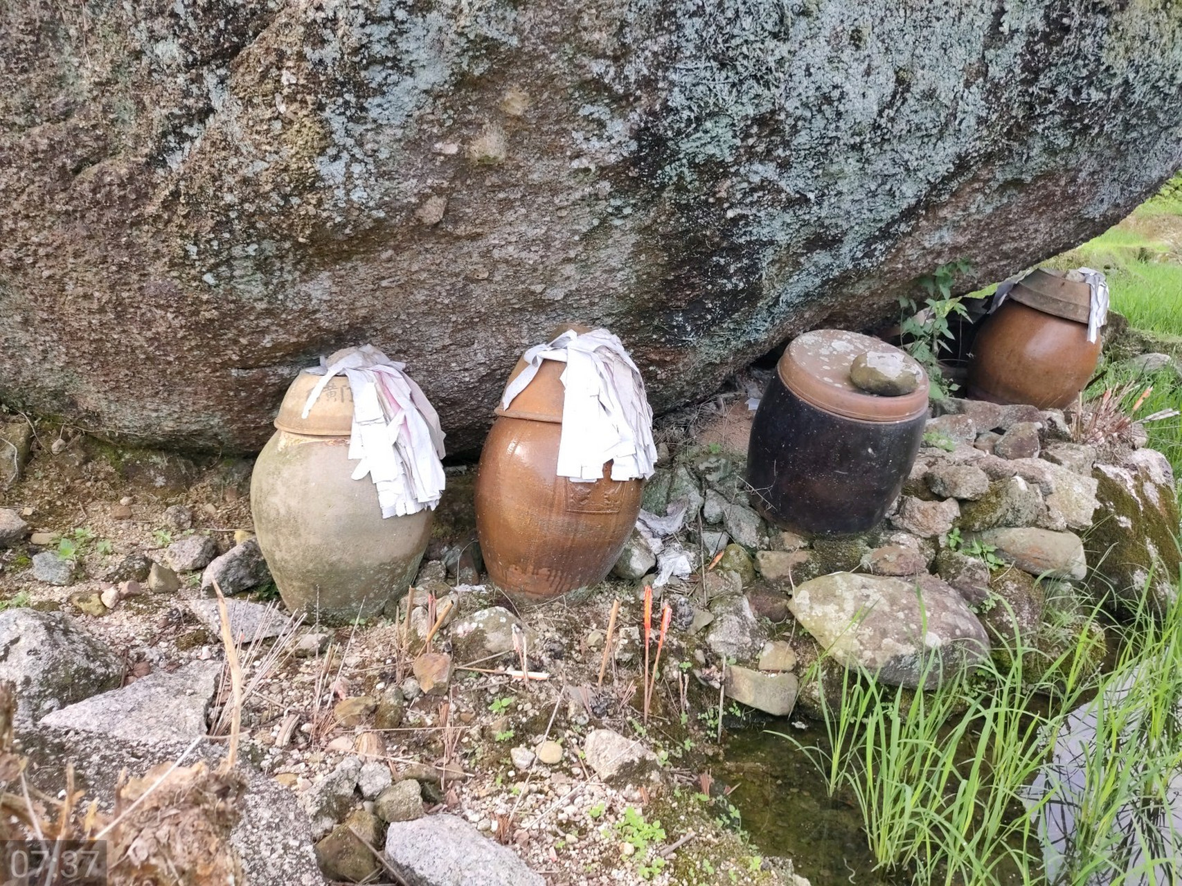 土葬几年后,家人即选择"大寒"前后吉日,请人挖掘土坟,开棺取起骸骨,用
