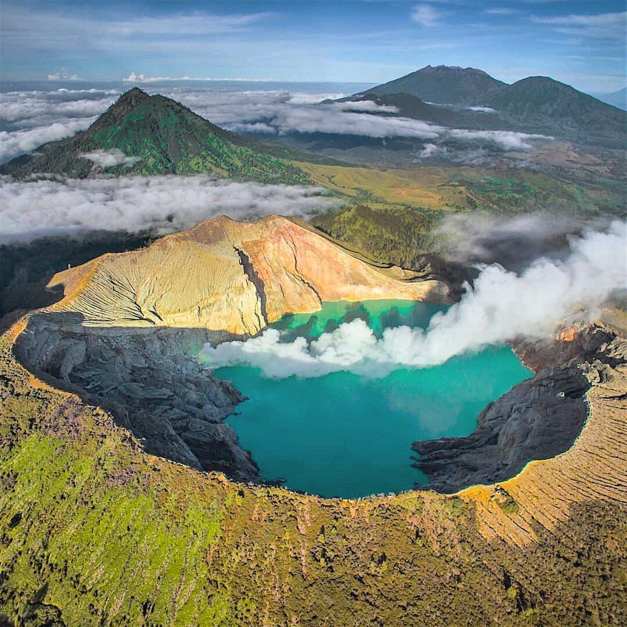 硫磺火山——伊真火山  伊真火山位于,印度尼西亚爪哇岛东部,火山口被